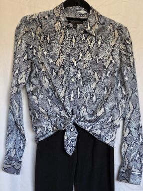 XS Banana Republic Blue and White Snake-Print Button-Down Top